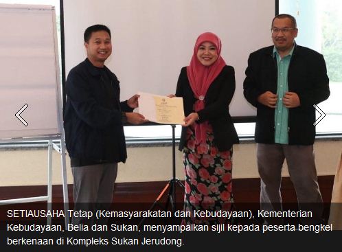 Peserta bengkel terima sijil.JPG